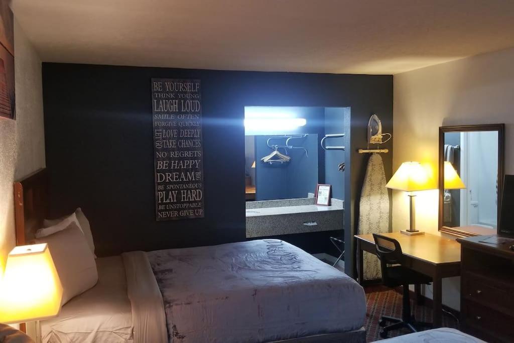 Osu 2 Queen Beds Hotel Room 230 Wi-Fi สติลวอเตอร์ ภายนอก รูปภาพ